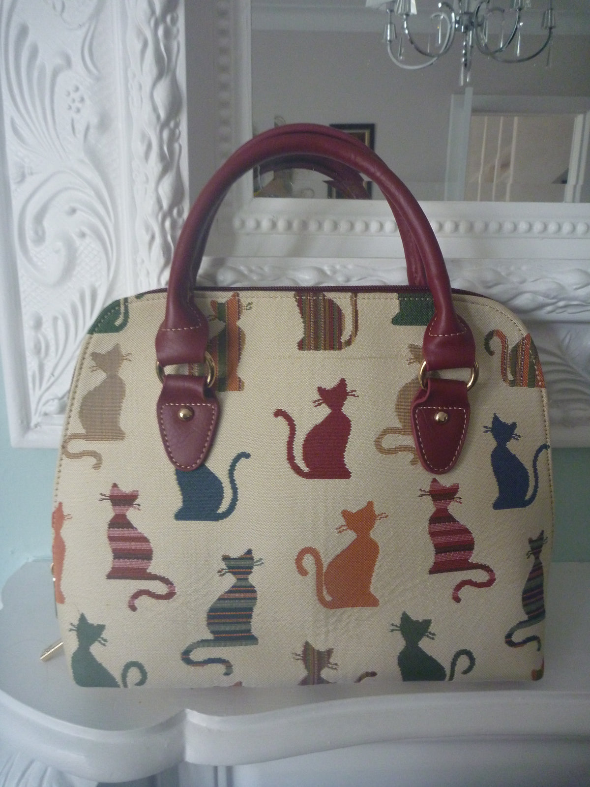 Signare Tapestry Convertible Grab & Shoulder Bag - Cheeky Cat (Defect)