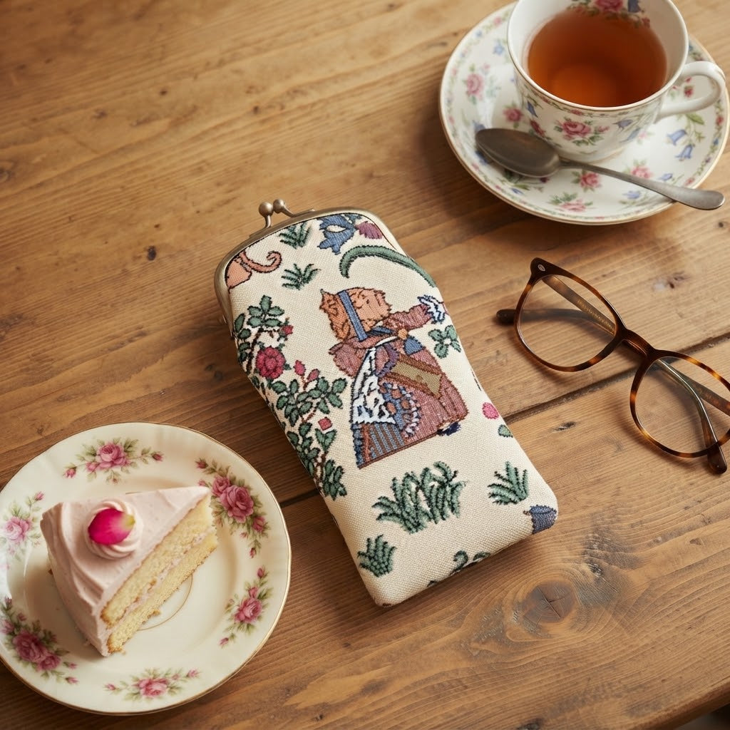 Signare Tapestry Clasp Top Soft Glasses Case - Alice in Wonderland Cream